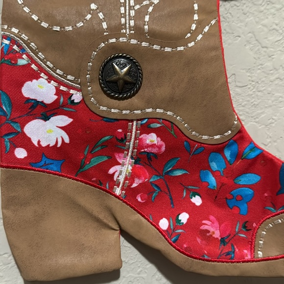 NWOT This is an adorable Pioneer Women Floral Bitsy Cowboy Boot stocking. - Picture 1 of 4